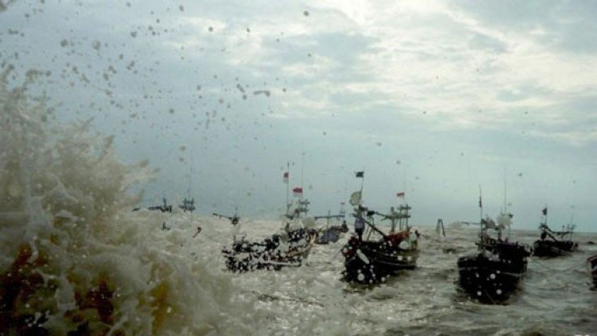 BMKG：中爪哇北海岸风速8-35节，触波高度4米 