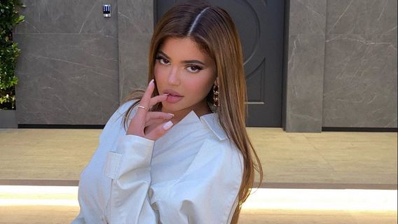 Sambil Berpose Nyaris Bugil Kylie Jenner Ajak Warga AS Tidak Golput