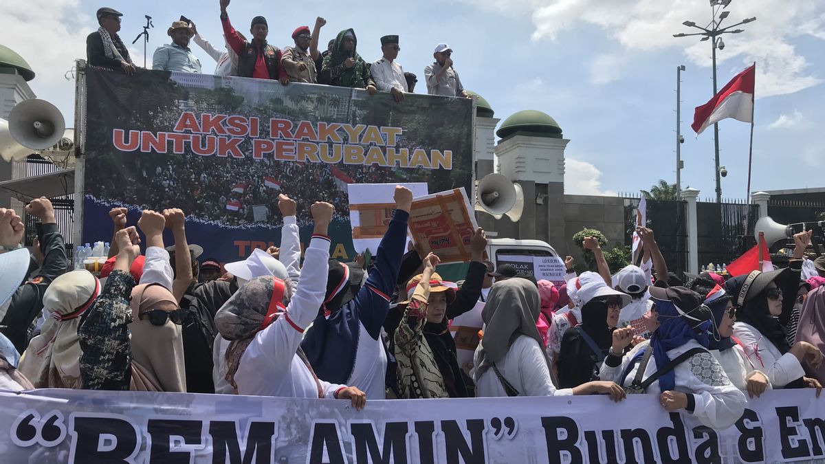 Anis-Muhaimin Demo Supporting Masses In The DPR Demand To Implement Jokowi's Right To Administrative Rights