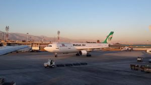 Bandara Mehrabad Teheran Terbakar Pagi Ini, Iran Aktifkan Sistem Pertahanan Cegat Rudal Israel