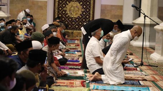 Salat Tarawih di Masjid Ar-Rahman Blitar, Ganjar: Kayak Salat di Madinah