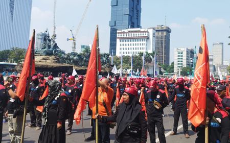 Demo Tolak Tapera dan UKT, Ratusan Massa Berpakaian Hitam Padati Kawasan Patung Kuda