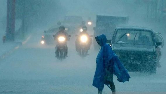 BMKG avertissement, la pluie de la tempête se produira à Jakarta mardi soir