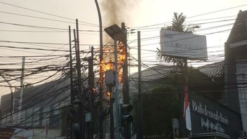 Lagi-lagi Bermasalah, Kabel Semrawut di Pakubuwono Terbakar, Pengguna Jalan Menepi Takut Terkena Percikan Api