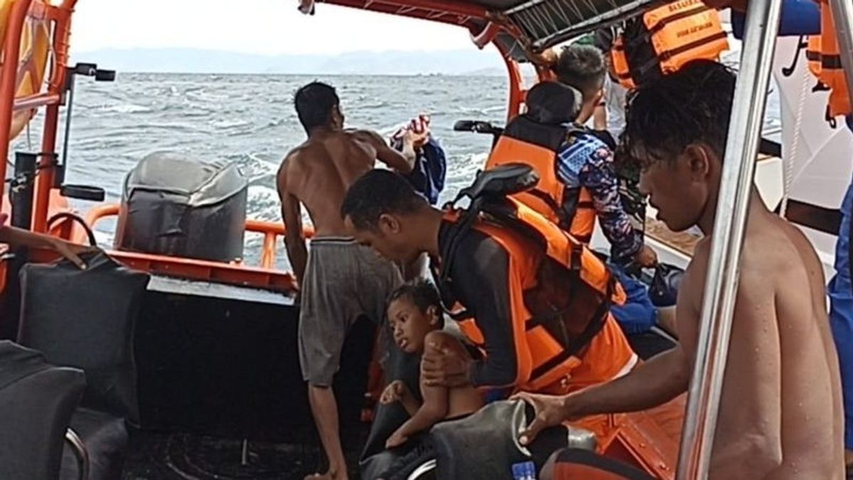 The Joint SAR Team For The Evacuation Of Four Fishermen Victims Of The Overturned Ship On Padar Island