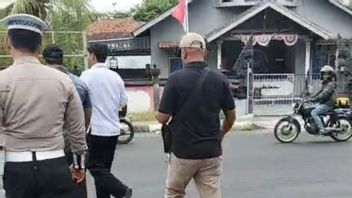 刺し傷の加害者がギリマヌク港で警察に逮捕されたダムリバス車掌