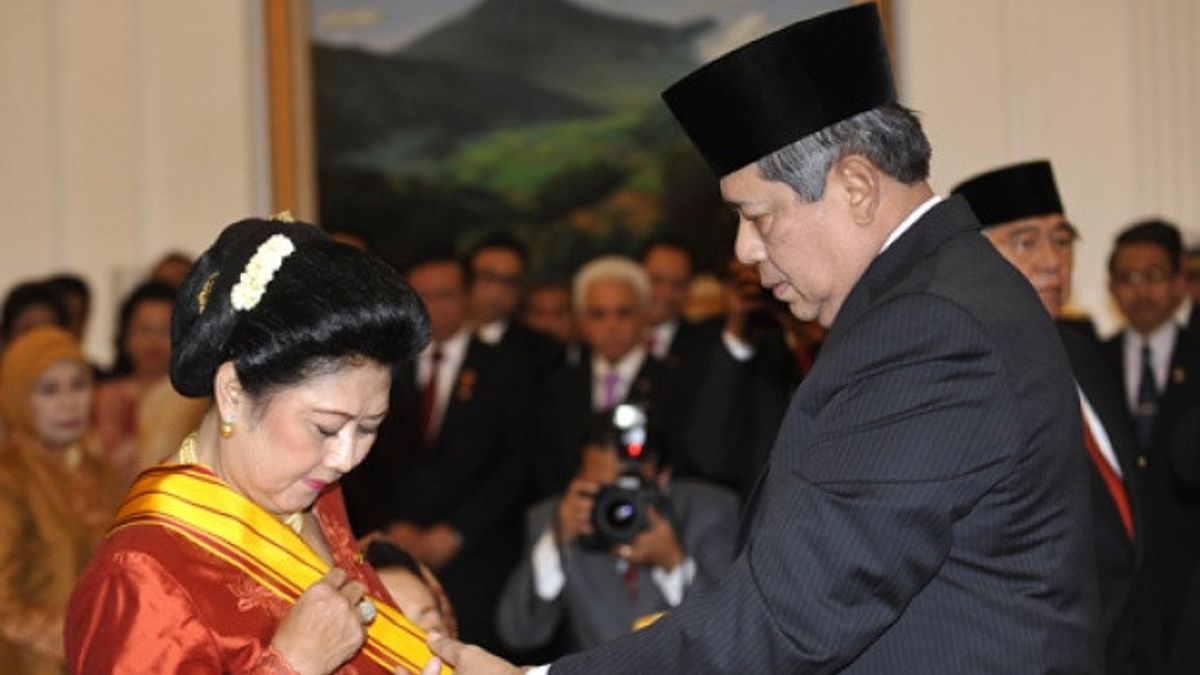 アニ・ユドヨノは、2011年8月12日の今日の記憶でインドネシア共和国のスター賞アディプラダナを受賞しました