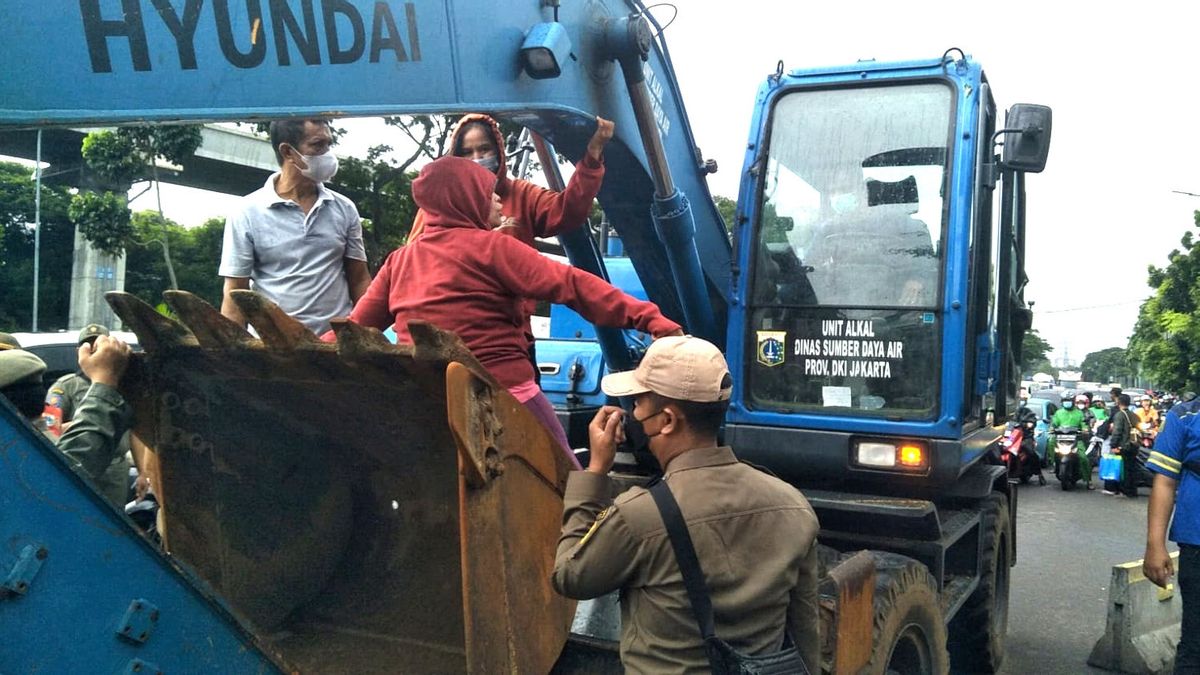 Refusing To Be Evicted: Street Vendors At UKI Lie Down On The Road And Sit On An Excavator, Becoming A Spectacle For Motorbikes And Cars