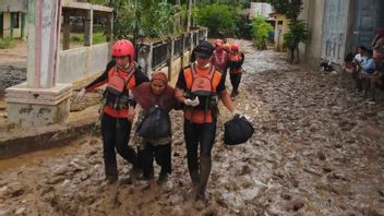 Basarnas Evakuasi Pelajar-Guru Terjebak Banjir 2 Hari di Pidie Jaya