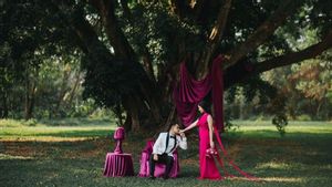 美丽的魅力 Febby Rastanty Jalani Prewedding 穿着 Fuschia 连衣裙 像Bhayangkari夫人在6幅肖像中