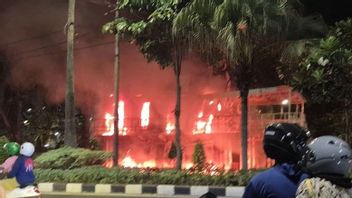 A Number Of Police Posts In Surabaya Burned By Masses