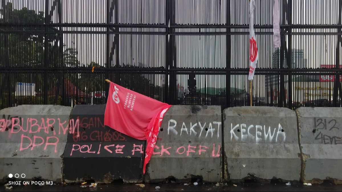 Depan Gedung DPR RI Steril dari Pendemo, Letupan Gas Air Mata Masih Terdengar Arah Slipi Pejompongan