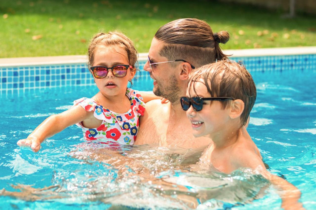 5 conseils pour garder des enfants jouant dans la piscine