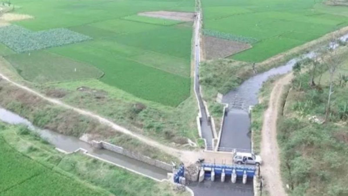 La normalisation des canaux d’irrigation dans Karawang est entravée par un manque d’excavateur