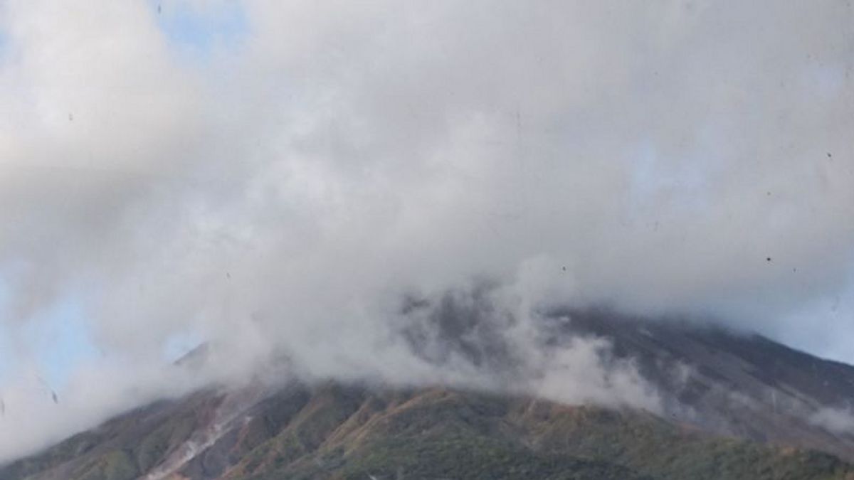 イリ・レウォトロク山噴火滑灰高750メートル