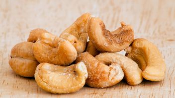 Be Alert, Eating Too Much Nuts Can Trigger Kidney Disorders