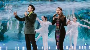 Rossa Tampil Bareng Penyanyi Legendaris Cai Quoqing di Stasiun TV China