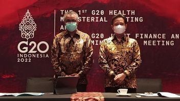 المدير العام لمنظمة الصحة العالمية تيدروس أدهانوم يرتدي باتيك يوجياكارتا نموذجي بنمط أجنحة ووزير الصحة بودي يشيد