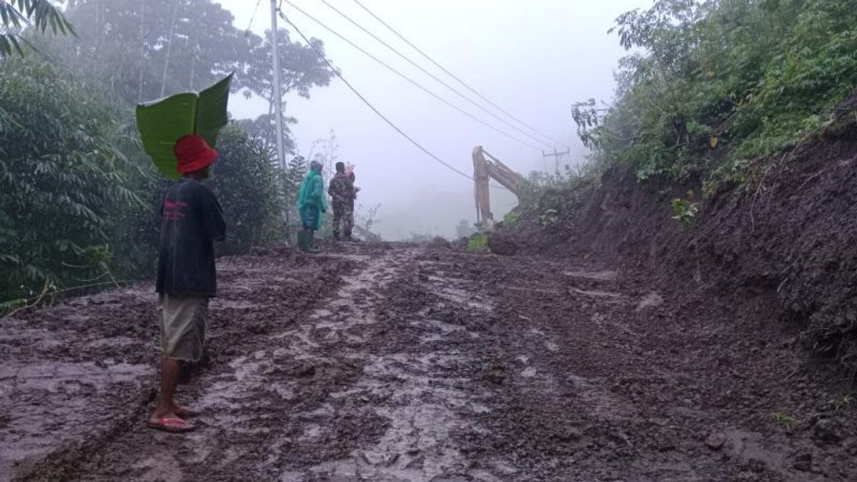 Landslides Cover Three Roads In West Manggarai Successfully Handled