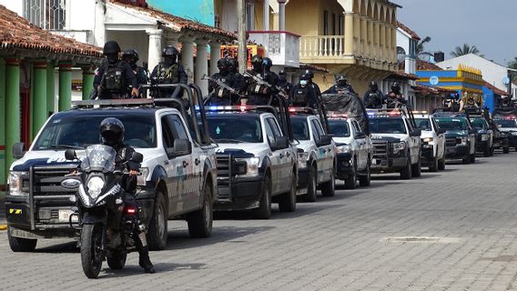 暴行後に30人の囚人が脱出:メキシコは200人の兵士を国境に送り、刑務所長は解雇された