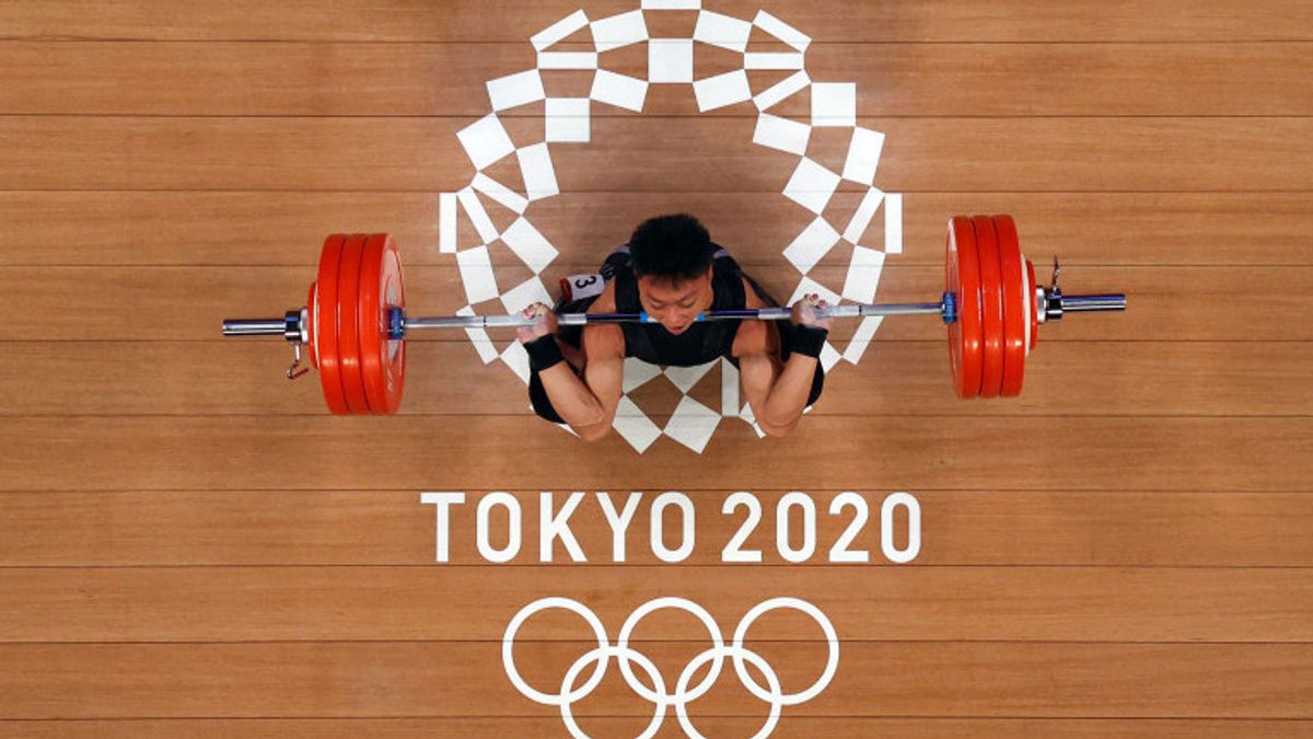 举重运动员拉赫马特·欧文·阿卜杜拉在东京奥运会上获得铜牌