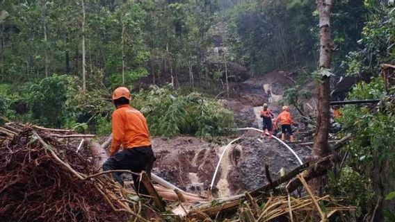 大雨がボロブドゥールのケナラン集落で洪水や地すべりを引き起こす