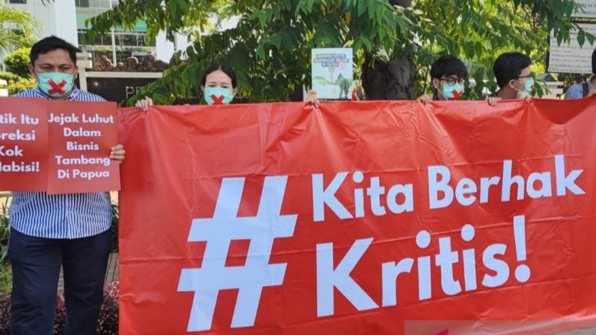Sidang Perdana Lawan Luhut, Sejumlah LSM Bentangkan Poster 'Kritik Itu Koreksi' Dukung Fatia-Haris Azhar