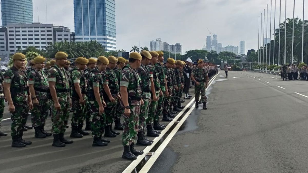 今天,1,621名TNI-Polri联合人员在印度尼西亚共和国众议院前部举行了示威活动