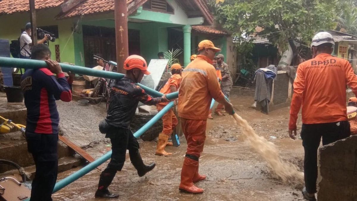 今天下午，由于慈利翁河的溢流，雅加达仍有12个RT被洪水淹没