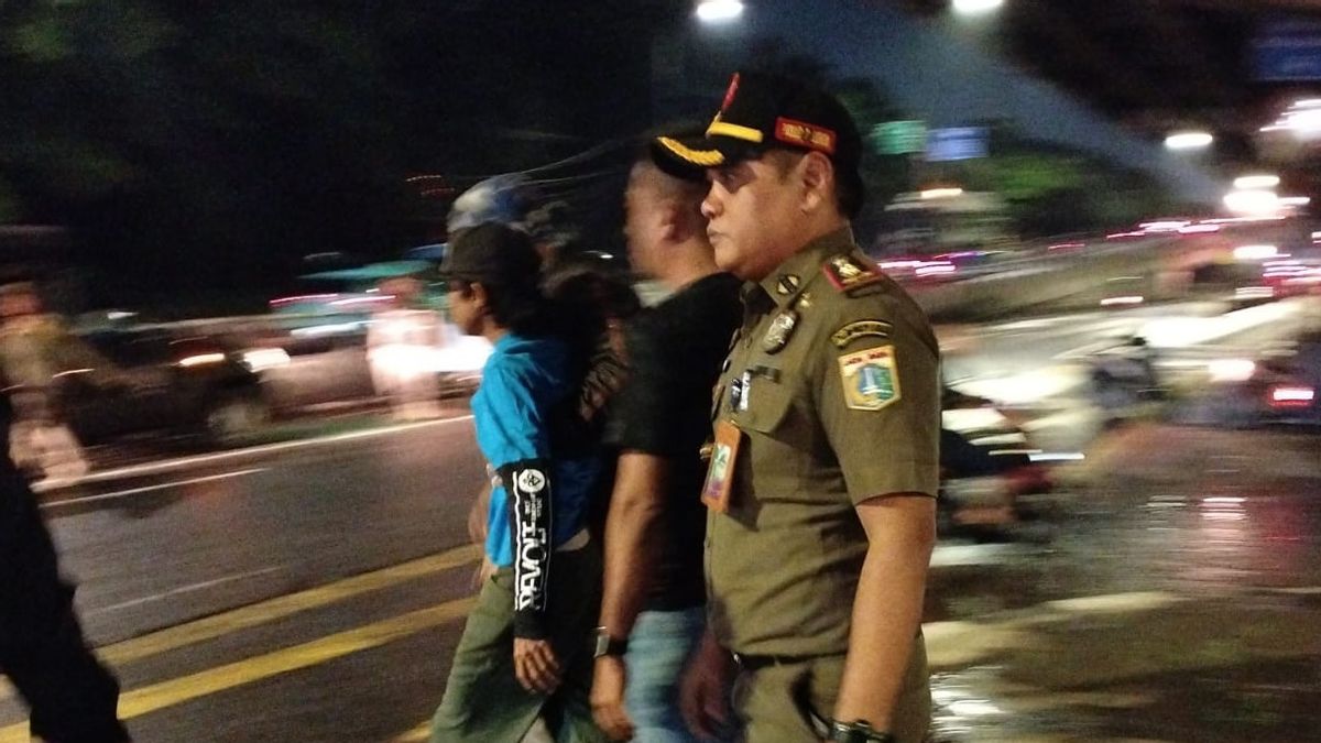 Sering Bikin Macet dan Palak Pengendara, Dua 'Pak Ogah' di Jalan Yos Sudarso Jakut Ditangkap Satpol PP