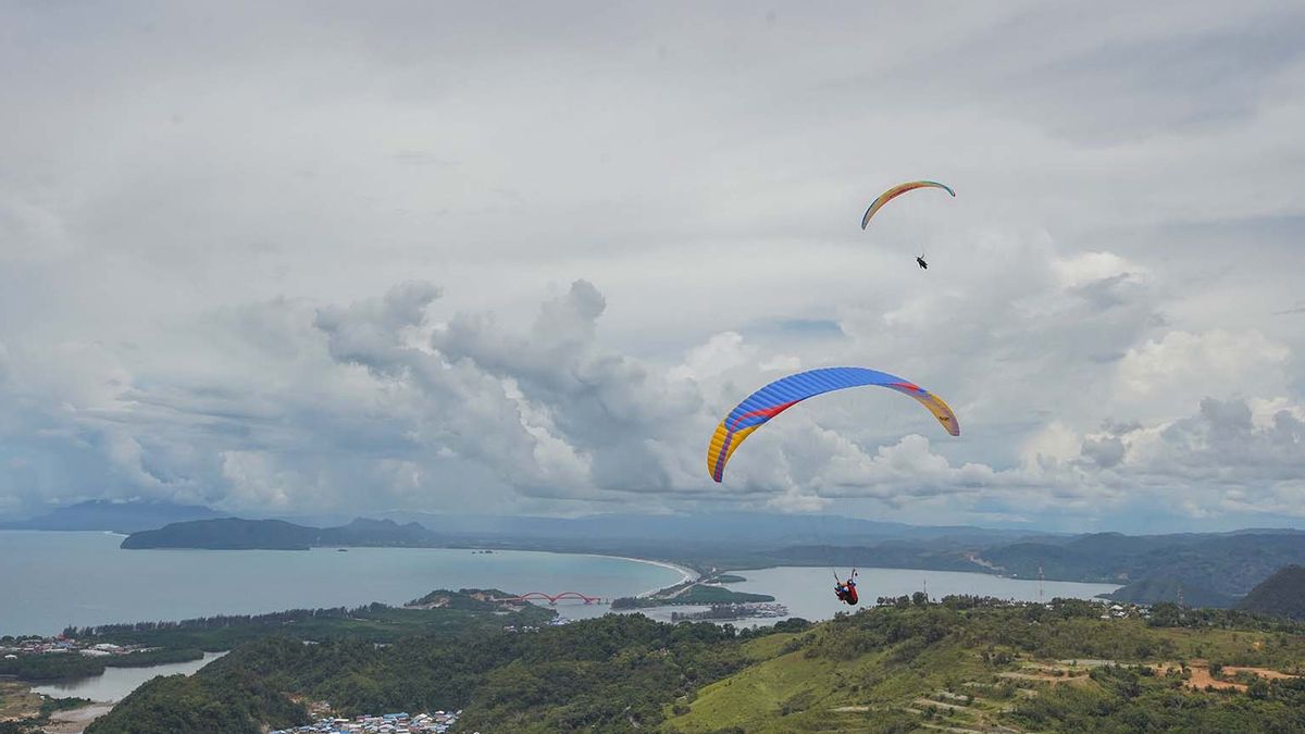 Le Parapente En Tandem De Cross-country établit Le Record MURI Avec 22 Parachutes