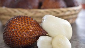 Apakah Ibu Hamil Boleh Makan Salak? Cek Faktanya di Sini 