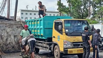 Tumpukan Sampah di Pasar Cimanggis Diangkut Bertahap, Area juga Disemprot Kurangi Bau Tak Sedap