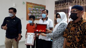 Sage-femme Décédée Des Suites De La COVID-19 à Kampar, Riau Reçoit Le Prix Du Président Jokowi