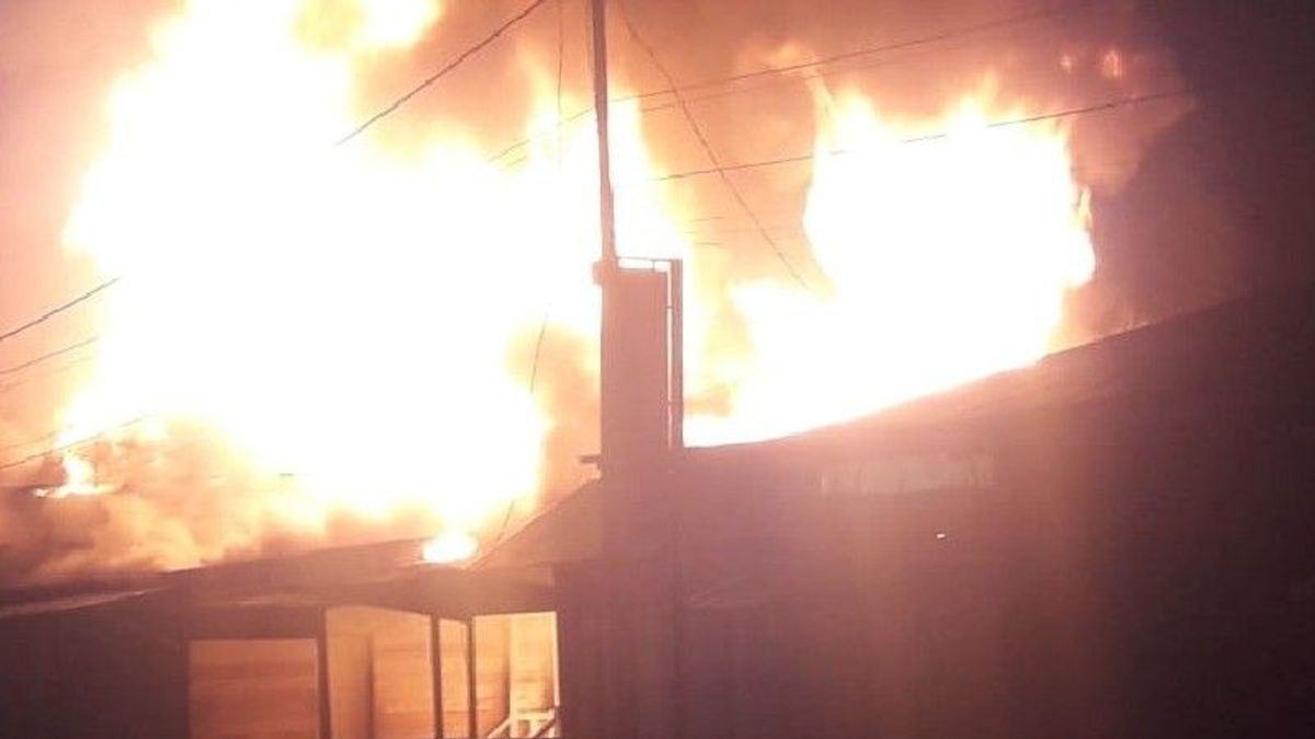 إجلاء النساء والأطفال إلى الكنيسة المتضررة من الحريق العمد في دوغياي بابوا ، تم نشر 60 فردا للمساعدة في تأمين