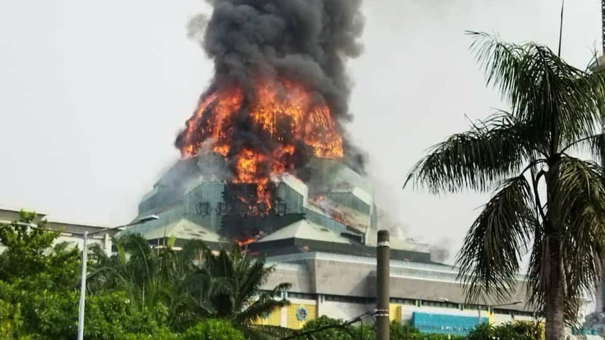 Officers Are Stilljibaku Fired In The Dome Of The Jakarta Islamic Center Mosque