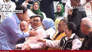 Prabowo Beri Salam Hormat ke Megawati di KPU