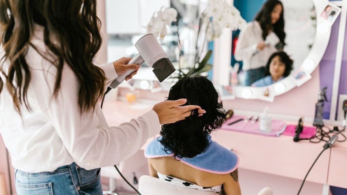 6 Faktor Penyebab Kerusakan Rambut yang Paling Sering Terjadi, Apakah Anda Sudah Tahu?