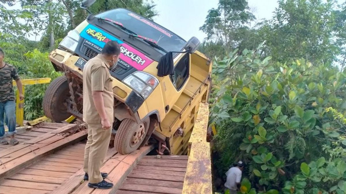 Jembatan Utama Sinli Jurung Bangka Roboh, Warga Lakukan Perbaikan Darurat