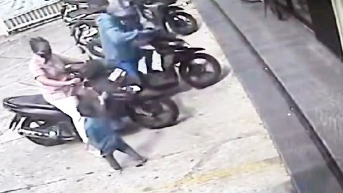 Couples With Masks Invite Their Children To Steal Motorbikes In Front Of Pulogadung Pharmacies