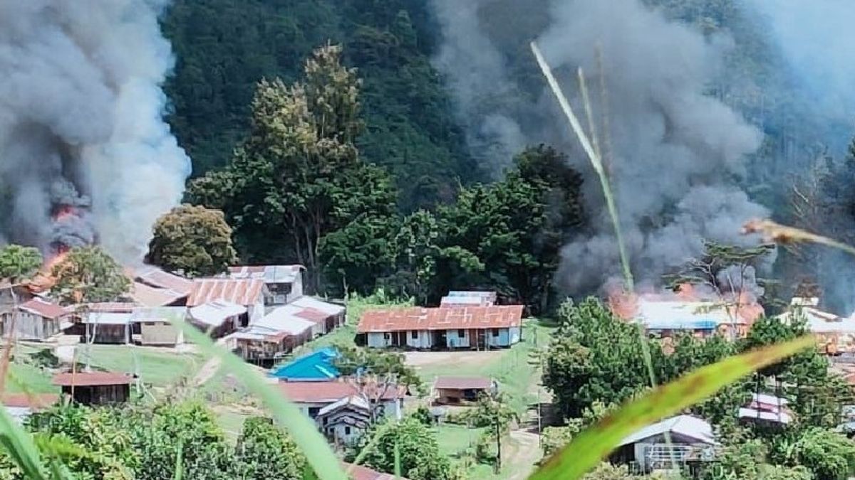KKB Leader Lamek Tablo Goes Crazy, Burns Public Facilities In Kiwirok Papua, Residents Immediately Secured By TNI-Polri