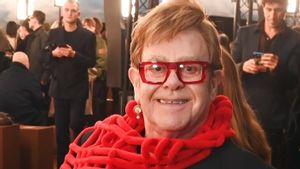 Penglihatan Memburuk Bukan Alasan Elton John Berhenti Bermusik