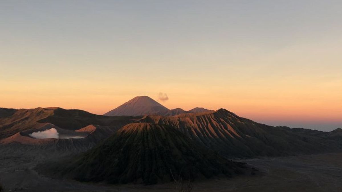 スメル山の噴火の影響を受けないブロモ観光