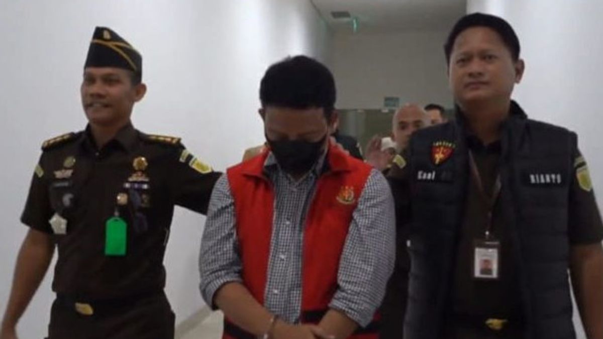 Après avoir été examiné, Kejati Jabar a arrêté un suspect de corruption du marché Sindangkasih Majalengka