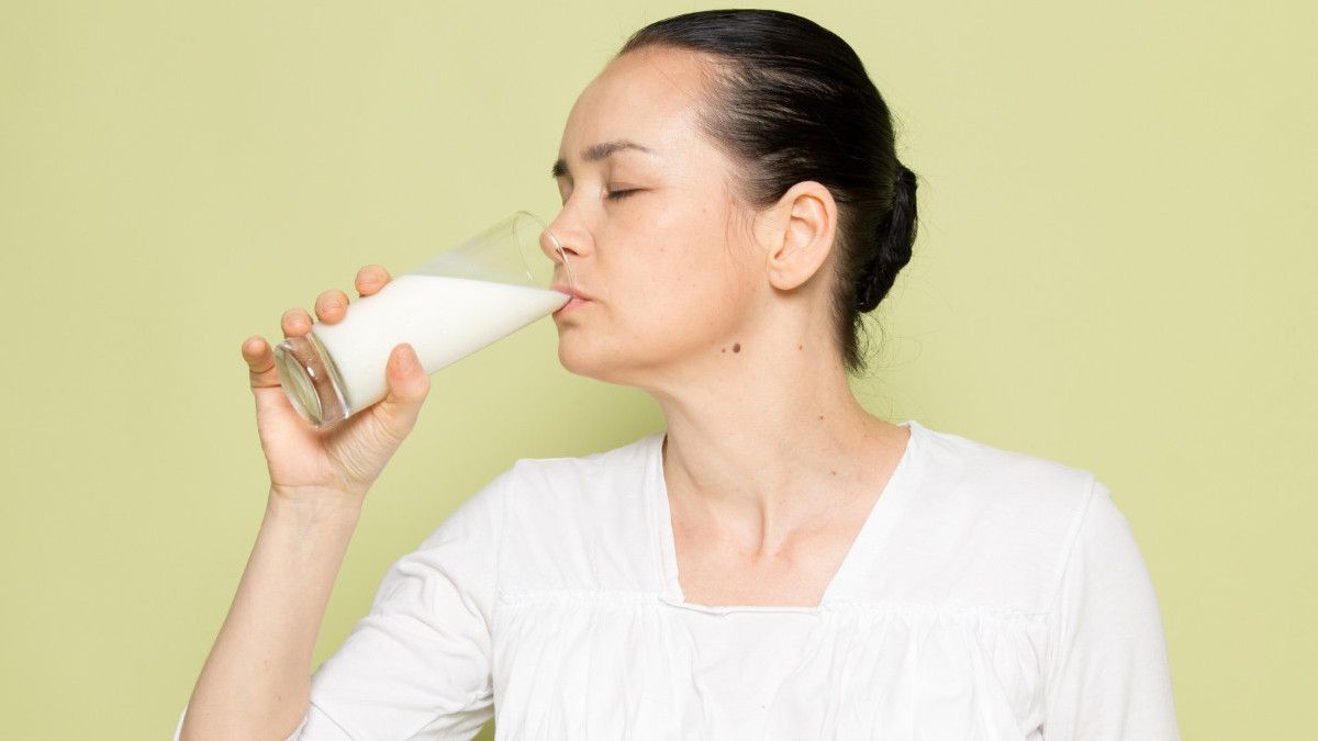 Benarkah Minum Susu Hangat Sebelum Tidur Bisa Atasi Insomnia? Berikut Jawaban Ahli 