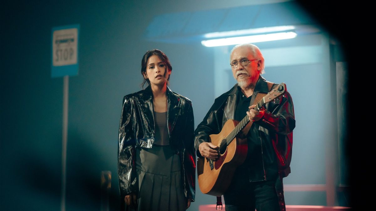 La collaboration de Maudy Ayunda et Iwan Fals présente un dialogue sur la réflexion individuelle dans le single de poésie de la ville