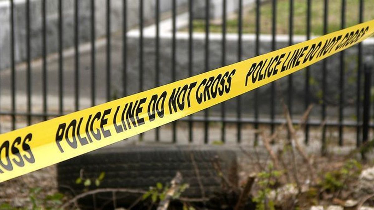 警察は、ケボンジェルクで殺人被害者の宿泊のボスの2台の高級車を見つけました