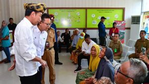 Le président Jokowi passe en revue les services de santé à l’hôpital de Muna