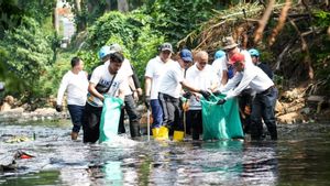 Saut directement nettoyer les ordures de Kali Cipinang, initialement utilisé par le ministre LH Hanif Faisol contre la pollution des rivières à Jakarta