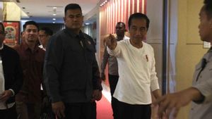 Tiba di Kendari, Jokowi Sempat Ajak Warga Foto Bareng Sebelum Masuk Hotel